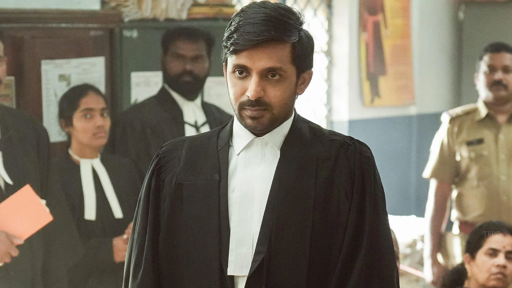 Phiên Tòa: Nhà Nước Đối Đầu Kẻ Vô Danh